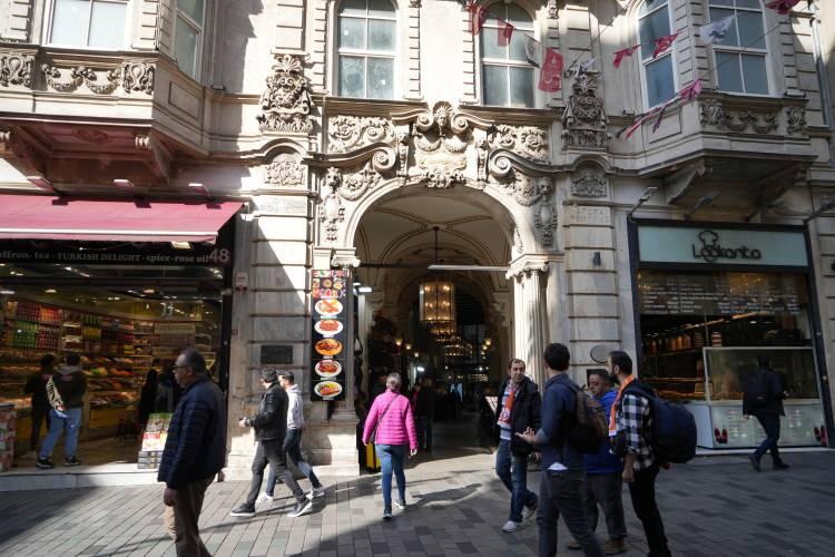 <p>İstanbul'un Beyoğlu ilçesinde İstiklal Caddesi’nin üzerinde bulunan Rumeli Han, 1894 yılında Sarıcazade Ragıp Paşa tarafından inşa ettirildi.</p>