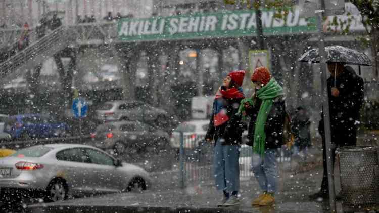 <p><strong>BİR UYARIDA AKOM'DAN</strong></p>

<p>AKOM'dan yapılan uyarıda, <strong>"İstanbul'da hafta boyunca (bugün hariç) çok bulutlu ve sağanak yağmurlu bir gökyüzünün hakim olması beklenirken, sıcaklıkların öğle saatlerinde artarak 18 dereceye kadar yükseleceği öngörülüyor"</strong> ifadelerine yer verildi.</p>
