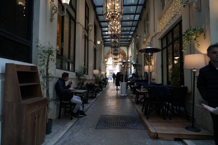 <p>Şu an restorasyon çalışmalarının devam ettiği handa yakın tarihte keşfedilen tünel, ziyaretçilerin uğrak noktası haline geldi. Çalışmaların devam ettiği handaki gizemli tünelin, kültür-sanat faaliyetlerinde kullanılması planlanıyor.</p>
