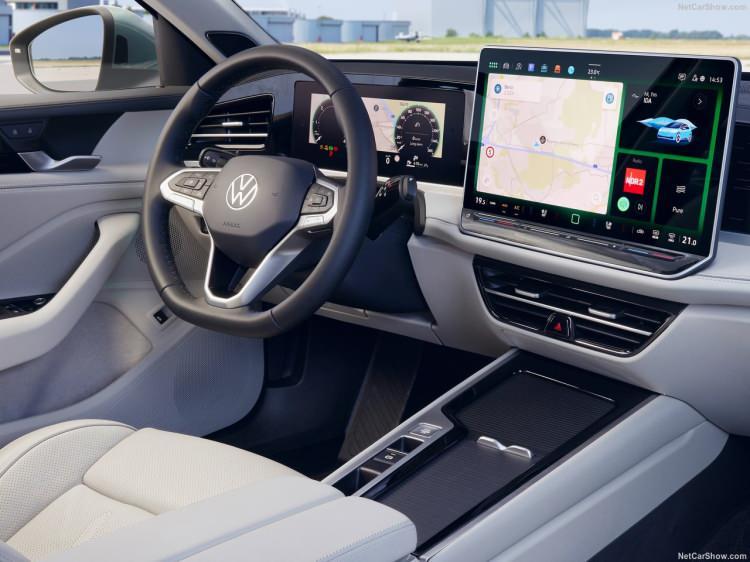 <p>Ön kısımda ana far gruplarından Volkswagen logosuna doğru uzanan yatay LED ışık şeridi, yenilenen IQ. LIGHT LED Matrix farlar ve tampondaki geniş hava girişleriyle Yeni Passat göz alıcı bir görünüm sergiliyor.</p>
