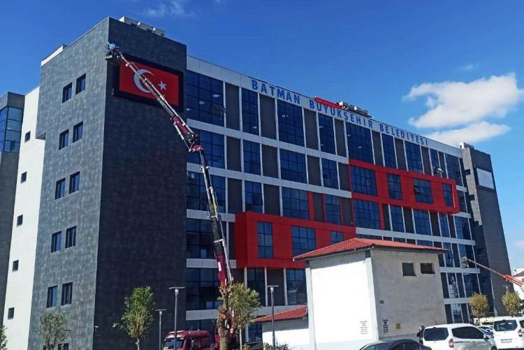 <p>Ortaya konulan hedef çerçevesinde önümüzdeki dönemde Batman’ımızın kavuşacağına inandığımız Büyükşehir statüsüne vurgu yapmak ve geleceğe bir miras bırakmak adına asılan yeni tabela somut bir hedefi ortaya koyma, tüm paydaşların ve kamuoyunun müspet dikkatini çekme ve motivasyon artırma amacı taşımaktadır. Bu çerçevede yeni hizmet binamıza ‘Batman Büyükşehir Belediyesi’ tabelası asılmış ve Büyükşehir kelimesinin üzerine önceden perde imalatı yapılmıştır.</p>
