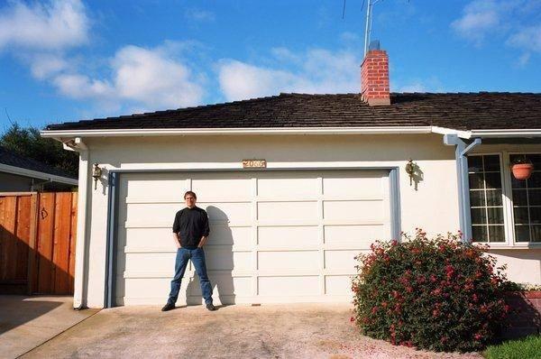 <p>1976 yılında Jobs 21, Wozniak da 26 yaşındayken Apple Computer Co.'yu Jobs ailesinin garajında kurdu.</p>
