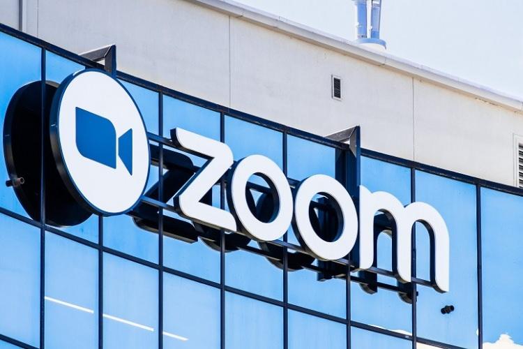 <p><strong>ZOOM</strong></p>
