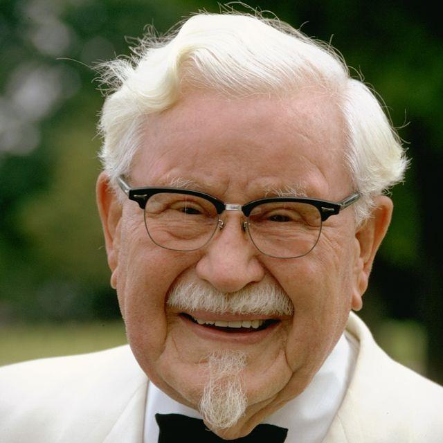 <p><strong><span style="color:#B22222">COLONEL SANDERS - KFC</span>  | 62 YAŞINDA </strong></p>

<p> </p>

<p>KFC, Albay Harland Sanders'in (Colonel Sanders) 1930'lu yıllardaki fikri üzerine kendisi tarafından 1952 yılında kurulmuştur. Şirket 1991 yılında adının kısaltılmış biçimini kabul etti. Nisan 2007'de başlayan şirket orijinal adını kullanmaya başladı.</p>

