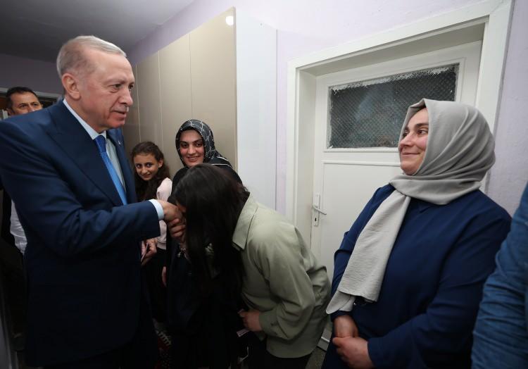 <p>Cumhurbaşkanı Recep Tayyip Erdoğan ve eşi Emine Erdoğan, Ankara'nın Altındağ ilçesinde Ali Osman Taş ve ailesine iftarda misafir oldu.</p>

<p> </p>
