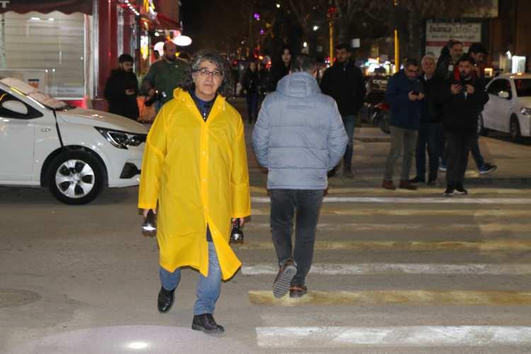 <p>Sanatçı ve Akademisyen, Erzincan Binali Yıldırım Üniversitesi Güzel Sanatlar Fakültesi Dekanı Prof. Mehmet Kavukcu, 653 kişinin hayatını kaybettiği ve 6,8 büyüklüğünde olduğu bilinen 1992 Erzincan Depremi üzerinden bir performans gerçekleştirdiğini belirterek konuya ilişkin şöyle konuştu:</p>
<p> </p>