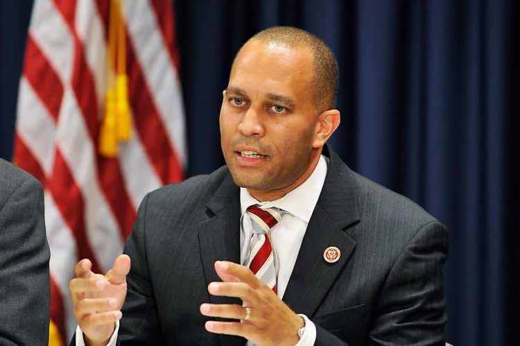 <p>Demokrat Parti'nin Temsilciler Meclisi Grubu Başkanı Hakeem Jeffries de tasarıyı memnuniyetle karşıladıklarını söyleyerek, bunun "TikTok bilgilerinin istismar edilme ihtimalini azalttığını" belirtti.</p>

<p>Tasarıyla ilgili olarak Senato'da yapılacak oylamanın sonucu ise belirsiz.</p>

<p>Zira Donald Trump'ın TikTok'a karşı tavrını değiştirmesi, sonucu etkileyebilir.</p>
