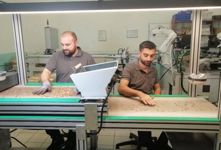 <p>İhtiyaç olduğu takdirde, yeterli olmadığında Darphane gerekirse 3. vardiyaya da çıkıp vatandaşlarımızın altınlarını teslim edebilecek kapasiteye sahip. Pandemi döneminde çok daha fazlaydı. </p>