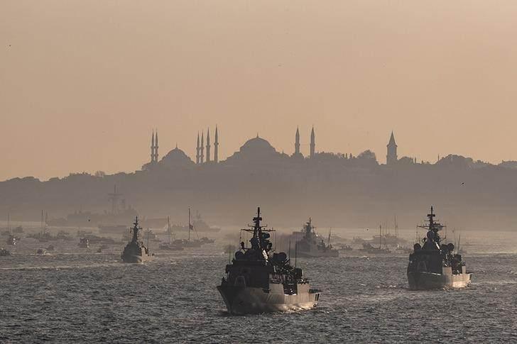 <p>Ayrıca Türk donanmasının, ülkenin enerji ve toprak çıkarları üzerinde hak iddia ettiği Akdeniz ve Ege denizlerinde devriye gezdiğine dikkat çekildi.</p>
