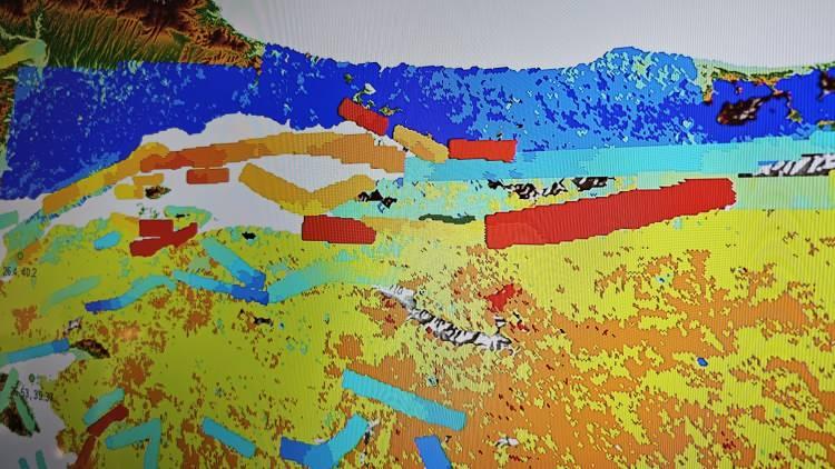 <p>ZBEÜ Afet Uygulama ve Araştırma Merkezi'nin kurucusu, Geomatik Mühendisliği'nden Prof. Dr. Şenol Hakan Kutoğlu, geliştirdikleri afet radar uydularından elde edilen Türkiye'nin yer kabuğu hareketleri haritasına göre, Kuzey Anadolu Fay (KAF) Hattı'nın geçtiği noktalardaki renk farklılıklarının hareket hızı farklılığından oluştuğunu belirtti. </p>
