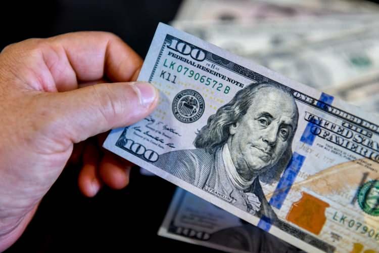 <p><span style="color:#B22222"><strong>100 DOLARLIK BİR BANKNOTUN ÖMRÜ 20 YILDAN FAZLA...</strong></span></p>
<p> </p>
<p>Federal Rezerv'in 2018 tahminlerine göre, <strong>100 dolarlık bir banknotun ömrü 20 yıldan fazladır ve bu süre 1 dolarlık banknotlardan (7 yıl) ve 5 dolarlık banknotlardan (5 yıl) önemli ölçüde daha yüksektir.</strong></p>