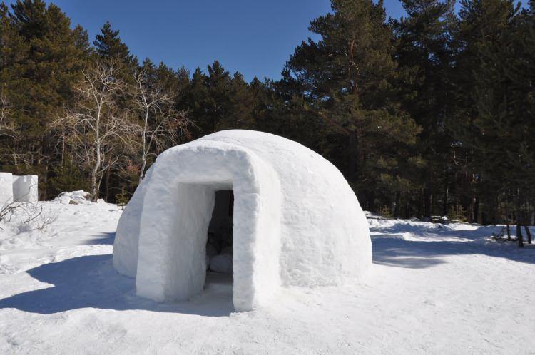 <p>Diğer yandan komandolar, soğuktan korunmak için yine eğitimler kapsamında 'iglu', 'kar çukuru', 'kar evi', 'kar mağarası', 'eğik barınak', 'tilki oyuğu' ve 'mevzi' gibi yapılar inşa edip, buralarda kalıyor. </p>
