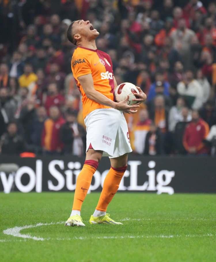 <p>Carlos Vinicius</p>

<p>Galatasaray</p>

<p>5 milyon euro</p>
