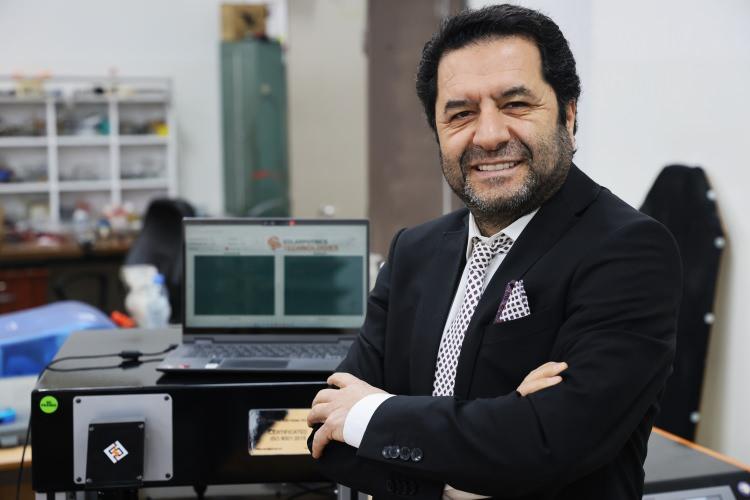 <p>Fırat Üniversitesi (FÜ) Fizik Bölümü Öğretim Üyesi Prof. Dr. Fahrettin Yakuphanoğlu, ithal cihazlara alternatif olarak ilk defa yerli ’Nanoteknolojik Kuantum Verım/Ipce’ cihazı üretti. </p>
