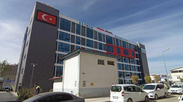 <p> Büyükşehir yazısı saklanmış bir şekilde. Ne zaman açılacağını bilmiyoruz. Bakıp, göreceğiz artık” diye konuştu. </p>

