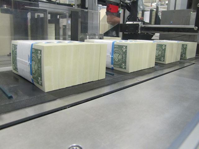 <p>BEP daha sonra 1 dolarlık banknotlardan 100 dolarlık banknotlara kadar çeşitli değerlerde milyarlarca banknot basar.</p>