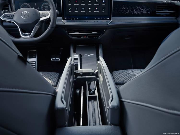 <p>MQB Evo platformunda yükselen yeni Passat, ilerici teknolojileriyle dikkat çekiyor. Gelişmiş Adaptif Şasi Kontrol Sistemi “DCC Pro” ile yol tutuş kabiliyeti ve sürüş konforu bugüne kadar kendi segmentinde tecrübe edilmemiş bir boyuta taşınıyor.</p>