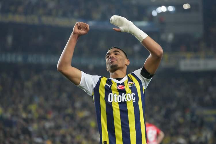 <p>Alexander Djiku</p>

<p>Fenerbahçe</p>

<p>9 milyon euro</p>
