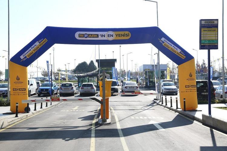 <p>İstanbullunun otopark sorunu <strong>250 bin araçlık yeni otopark</strong> projeleriyle çözülecek. Toplu taşımayı teşvik etmek için bu otoparklar ana duraklara yakın yerlere kurulacak.</p>
