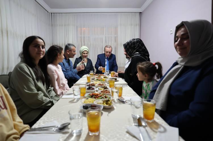 <p>Cumhurbaşkanı Recep Tayyip Erdoğan ve eşi Emine Erdoğan, ziyaretlerine ilişkin sosyal medya hesabından yaptığı açıklamada, <strong>"Bugün Ankara'da Taş ailesinin misafiriydik. Birlik, beraberlik ve kardeşliğin sofrasında orucumuzu beraber açtık. Evin neşesi Gülhan, Nur Hayat ve Elif kızlarımızla sohbetimiz akşamımızı aydınlattı. İçten misafirperverlikleri için teşekkür ediyorum. Ramazan bereketi sofralarından eksik olmasın"</strong> dedi.</p>
