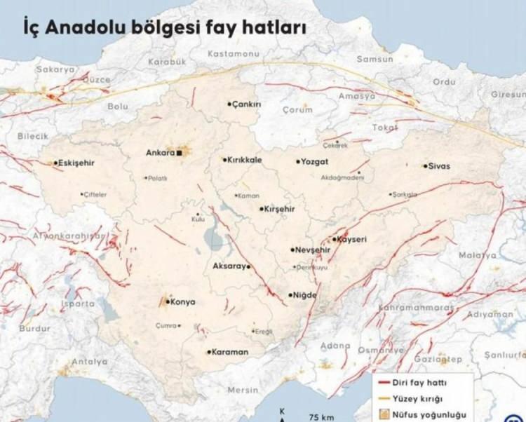 <p><strong>KUZEY ANADOLU FAY HATTI</strong></p>

<p>Kuzey Anadolu Fay Hattı ise Türkiye'nin kuzey kesiminde doğu-batı doğrultusunda uzanıyor. Saros Körfezi'nden başlayarak Aras Vadisi'ne kadar uzanan bu fay hattı, İstanbul, Bursa, İzmit, Sakarya, Düzce, Bolu, Erzincan, Erzurum, Van gibi büyük şehirlerin yanı sıra birçok ilçeyi etkileyen potansiyele sahip.</p>

<p>Haritaya göre en uzun diri fay Kuzey Anadolu hattında bulunuyor. İstanbul ve Ankara'da diri fay bulunmazken yakınlarında bulunan diri fay hatları bu illerde de risk teşkil ediyor.</p>

<p> </p>

<p> </p>
