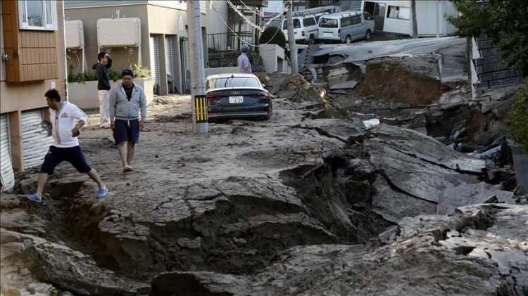 <p>Hanşin-Awaci depremi (Kobe depremi) nedeniyle 640 binden fazla bina zarar görürken, bunun Japonya ekonomisine 100 milyar dolardan fazla hasara yol açtığı belirtiliyor.</p>