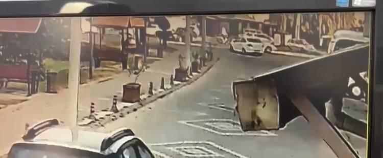 <p>AK PARTİ İL BAŞKANI'NIN OĞLU VE ARKADAŞI HAYATINI KAYBETTİ</p>
<p> </p>
<p>Hastaneye kaldırılan yaralılardan Arslan, kurtarılamadı. Gözaltına alınan sürücü Şahin Gültekin de tutuklandı. Kaza, bir iş yerinin güvenlik kamerasına da yansıdı.</p>