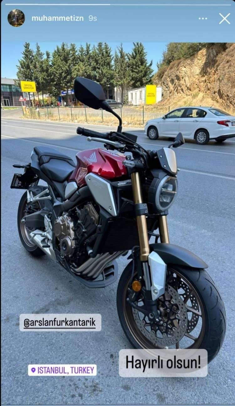 <p>İstanbul'dan yeni aldığı motosikletle memleketine dönerken kaza yaptığı ortaya çıkan Arslan'ın cenazesi, memleketi Bartın'da toprağa verildi. 3 ay yoğun bakımda kalan Gökhan Katıoğlu da 21 Kasım 2023'te hayatını kaybetti.</p>
<p> </p>