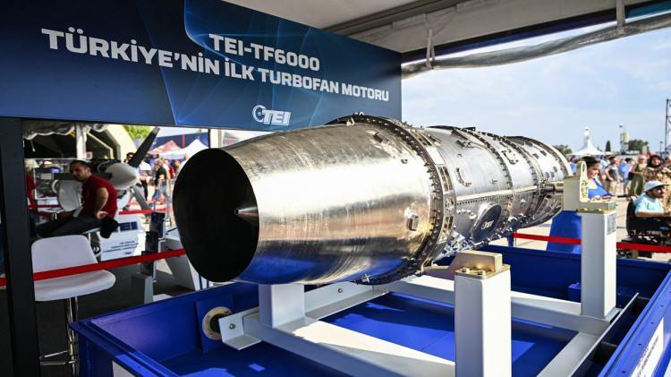 <p>Bu denli gelişmiş motor üretiminde Türkiye'nin henüz yeni olduğundan ve haliyle çok ciddi sınamalardan geçtiğine işaret ediyor Akbaba ve "İlk kez denediğimiz işlerdi bunlar... TEI'nin PD-170 VE TS-1400 motorlarında elde ettiği tecrübelerin gelecek işlere aktarıldığını görüyoruz. Ancak bir noktayı atlamamak gerek. Kimseden destek almadan ortaya koyduğunuz bu motorlar için ihtiyaç duyulan kritik alt yapılar da ilk kez bu projeler için kuruldu. Haliyle takvim hem çok zorlu hem de ciddi güçlükleri beraberinde getirdi" diyor.</p>
