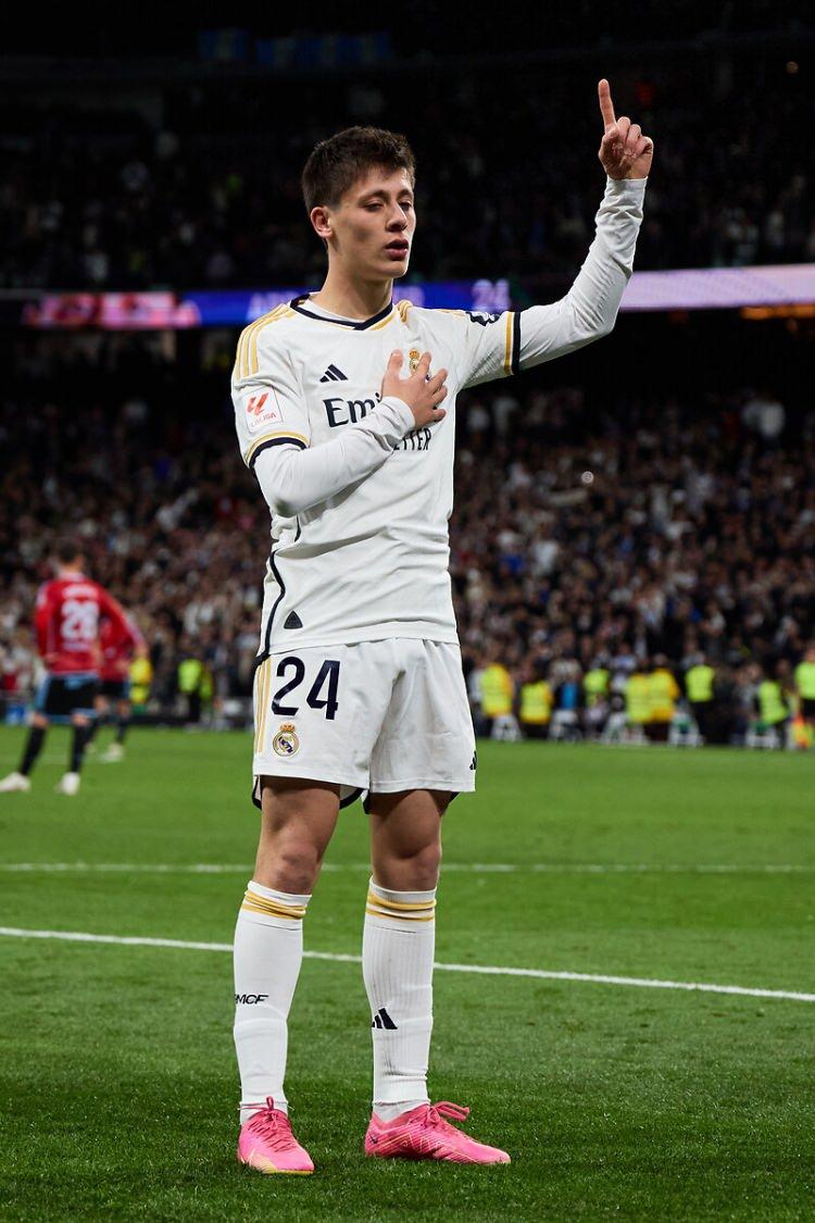 <p>Valdebebas içinden söylenenlere göre her geçen gün daha fazla açılsa da Arda, çok utangaç bir insan. Ancak, Real Madrid'de attığı ilk gol gibi asla unutamayacağı bir olayda bile duygusunu dışarıya belli etmese de daha sonra çevresindekilere itiraf ettiği gibi, içten içe çok heyecanlıydı.</p>