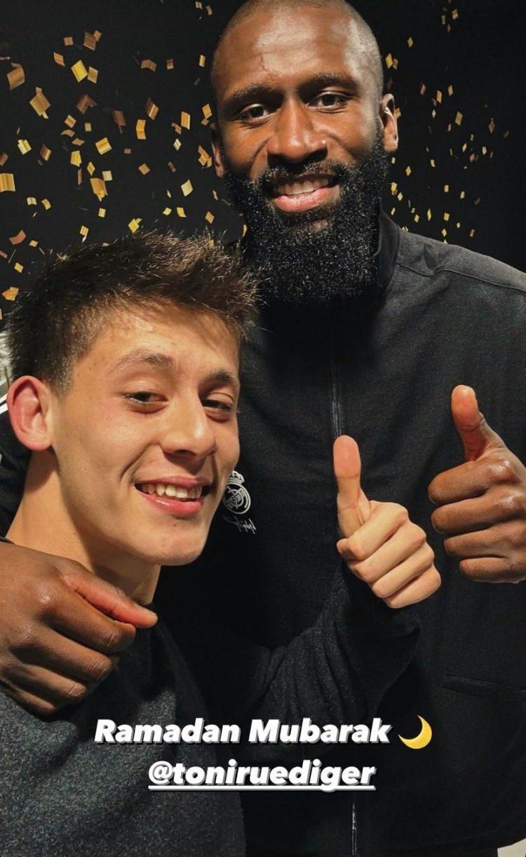 <p><strong>ARDA GÜLER'İN RAMAZAN'DA HOCASI RÜDIGER!</strong><br />
<br />
Ramazan ayının başlamsıyla beraber Arda Güler için de 1 aylık yeni bir dönem başlıyor. 9 Nisan'a kadar sürecek bu dönemde oruç zamanını nasıl geçireceğini hep birlikte göreceğiz. Hiç şüphesiz soyunma odasında diğer arkadaşları gibi ona yardımcı olacak birde hocası Antonio Rüdiger var.</p>