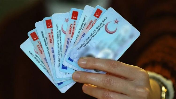<p><span style="color:#B22222"><strong>SON TARİH 31 ARALIK-</strong></span></p>
<p> </p>
<p>Yapılan duyuruya göre, 2025 yılı itibariyle ehliyetlerini yenilemeyen sürücüler, özellikle 15 TL olan yenileme ücretini ödemezlerse 12 bin TL'yi bulan bir ceza ödemesi yapmak zorunda kalacak. </p>