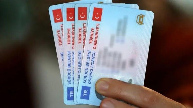 <p>Yapılan açıklamada, İçişleri Bakanlığı Nüfus ve Vatandaşlık İşleri Genel Müdürlüğü, 1 Ocak 2016 tarihinden önce çıkartılan eski tip ehliyetlerin değişimi için tanınan sürenin, 31 Aralık 2022’den itibaren 2 sene daha uzatıldığı ifade edilmişti.</p>