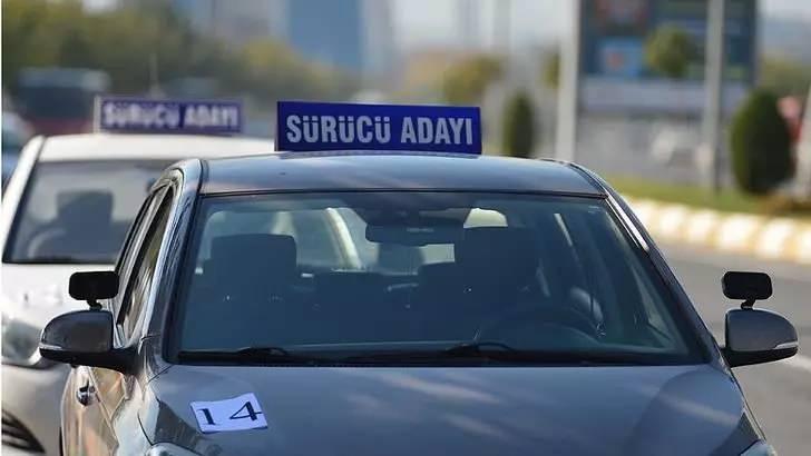 <p>Sürücülerin, ehliyetlerini en geç 31 Aralık 2024 tarihine kadar yenilemeleri gerekiyor. 1 Ocak 2016 tarihinden sonra ehliyet alanların ise herhangi bir işlem yapması gerekmiyor.</p>