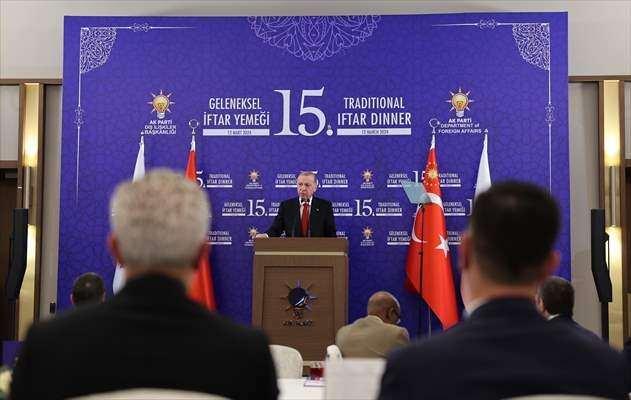 <p><strong>Cumhurbaşkanı Erdoğan, büyükelçilerle iftar programında bir araya geldi</strong></p>

<p> </p>
