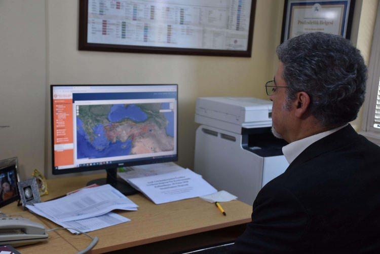 <p>16 SANİYE ÖNCE HABER VERECEK</p>
<p>Bu sistemin daha önce İstanbul, Bursa, Kocaeli gibi yerlerde kurulduğunu dile getiren Prof. Dr. Hasan Sözbilir, sistemin birçok ilde kurulması gerektiğine dikkati çekip, sözlerini şöyle sürdürdü:</p>
<p><strong>"Deprem erken uyarı sistemleri, diyelim ki 70 kilometre uzaklıktaki bir fay deprem oluşturduğu anda onu algılıyor. Mesela Bayraklı ilçesine gelebilecek bir depremi 16 saniye öncesinden öğrenebiliyoruz. Bu sayede insanlara bilgi verilebilir ya da büyük ölçekli yapılarla ilgili önlem alınabilir. Amaç deprem olduğu anda kaynağında yakalamak. Fayın bizden ne kadar uzak olduğuna göre depremin geliş süresi değişir. Bu bilginin online ve gerçek zamanlı olarak bilgisayarlara naklini gerçekleştirecek."</strong></p>
<p> </p>
