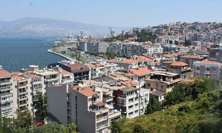 <p><span style="color:rgb(178, 34, 34)">İZMİR'DE TUZLA FAYINA DİKKAT ÇEKTİ</span></p>
<p>İzmir'de son 100 yılda fayların yıkıcı bir deprem üretmediğini de belirten Prof. Dr. Hasan Sözbilir, 17 fayın 6 ile 7.2 büyüklüğünde deprem üretebileceğini kaydetti. Denizdeki faylardan birinin 30 Ekim 2020'de kırıldığını anlatan Prof. Dr. Sözbilir,<strong> "6.9 büyüklüğünde deprem olmuştu ve 117 vatandaşımız yaşamını yitirmişti. 'Denizdeki hangi faydan kaynaklanan bir depremde ne tür bir tsunami tehlikesine maruz kalabiliriz?', 'Hangi kıyılarımızı su basar?', 'Bu sular ne kadar içeri girecek?', 'O bölgede altyapı stokumuz nasıl?', 'Nüfus yoğunluğumuz ne kadar?' gibi konuları önceden bilmemiz gerekiyor" dedi. İzmir faylarını kesip inceleme yaptıklarını da söyleyen Prof. Dr. Sözbilir, 5 fayda çalışmaları tamamladıklarını söyleyip "Tuzla Fayı'nın 2 bin yıllık deprem üretme aralığı var. Son depremi de yaklaşık 2 bin yıl önce yaptığı için bu fayın deprem üretme zamanının yaklaştığını söyleyebiliriz. 7'ye varan büyüklükte bir deprem üretme potansiyeli var"</strong> ifadelerini kullandı.</p>