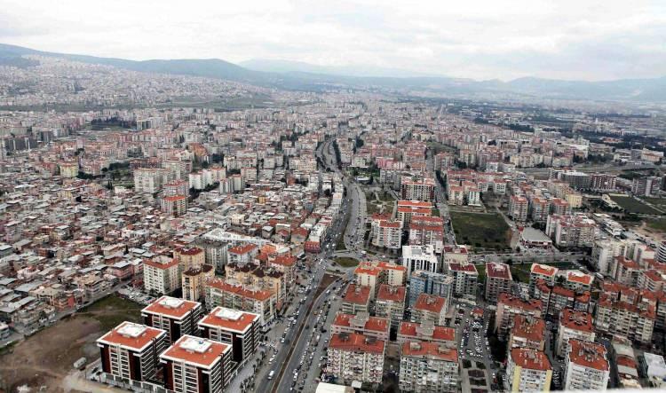 <p><span style="color:rgb(178, 34, 34)">'DEPREM KONUTLARI DEPREMDEN ÖNCE YAPILMALI'</span></p>
<p>Türkiye'de kentsel dönüşümün 1999 depreminden sonra devreye girdiğini vurgulayan Prof. Dr. Hasan Sözbilir, 2015 yılına kadar gecekonduların yıkılarak yerine bina yapıldığını dile getirerek, "Az nüfusun olduğu binaları değil de çok nüfusun olduğu 1999 öncesi yapılan binalar ekseninde kentsel dönüşümü yapmak lazım. Zemine göre ve nüfus yoğunluğuna göre önceliklendirme yapmak gerekiyor. 6 Şubat depreminde şunu gördük; depremden sonra sağ kalan insanları koyacak yerimiz yok. Çadır, konteyner var ama insanların yaşam kalitesi çok düşüyor. Deprem olmadan önce deprem konutları yapmak gerekir. İzmir'de deprem konutlarını ne kadar arttırırsak, şehir içinde mevcut yapı stokundaki insanları deprem olmadan önce oralara taşırsak deprem olduğunda kentsel dönüşüm kapsamında değerlendirilmesi gereken binalar yıkılır ama içinde insan olmadığı için kimse ölmez. Bu mekanizmanın Türkiye ölçeğinde devreye girmesinde fayda var" diye konuştu.</p>