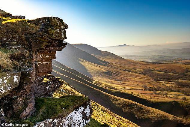 <p>Hay Bluff'ta koşarken son görüntünün fotoğraflarını çeken Richard Haynes WalesOnline'a şunları söyledi: <strong>"Hay Bluff'a doğru trig noktasının olduğu yere doğru gittim ve sağ tarafıma baktım. Biraz tuhaf göründüğünü ve yağmur suyu toplayan bilimsel bir medya araştırması olabileceğini düşündüm.</strong></p>
