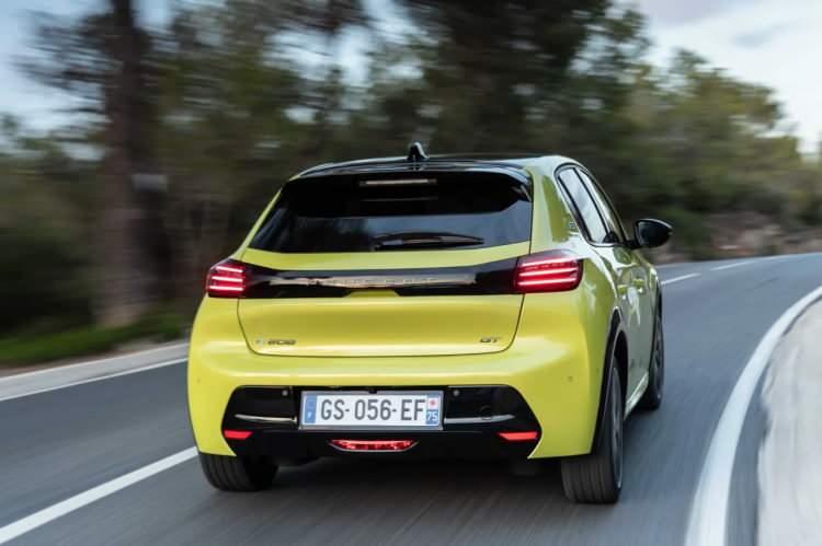 <p>Arkada, Peugeot logosu, bagaj kapağının tüm genişliği boyunca tek başına duruyor. E-208 ise mavi ve beyaz olmak üzere iki tonlu bir <strong>"E"</strong> logosu barındırıyor.</p>
<p> </p>