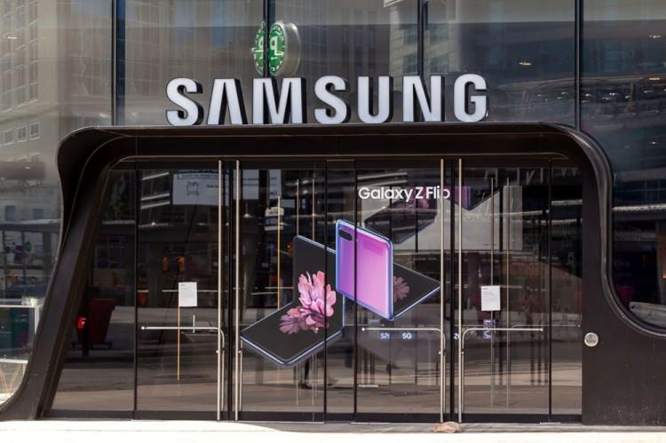 <p>Verilere göre şubat ayında satılan telefonların yüzde 7.43‘ü, belirsiz bir markaya ait olarak kayıtlara geçti. Bu durum, kaçak ya da resmi kayıtlara geçirilmemiş telefon satışlarını işaret ediyor. </p>