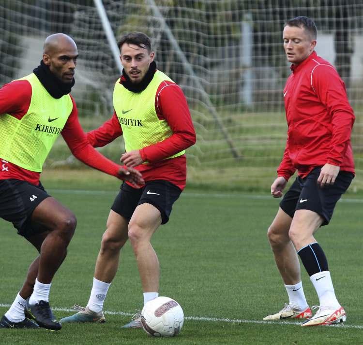 <p>Antalyaspor’un hali hazırda Erkan Eyibil, Amar Gerxhaliu ve Gustavo Blanco Leschuk’tan kaynaklı yaklaşık 780 bin Euro’luk transfer engeli bulunurken, yeni dosyalar da kısa süre içerisinde kulübe ulaşacak.</p>
