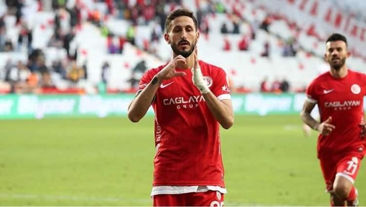 <p><strong>JEHEZKEL DE ŞİKAYET ETTİ</strong><br />
<br />
Trabzonspor maçında attığı golün ardından yaptığı sevinç sebebiyle olaylı bir şekilde Türkiye’den ayrılan Sagiv Jehezkel, şubat ayı içerisinde FIFA’ya giderek Antalyaspor’u resmen şikayet etti. </p>