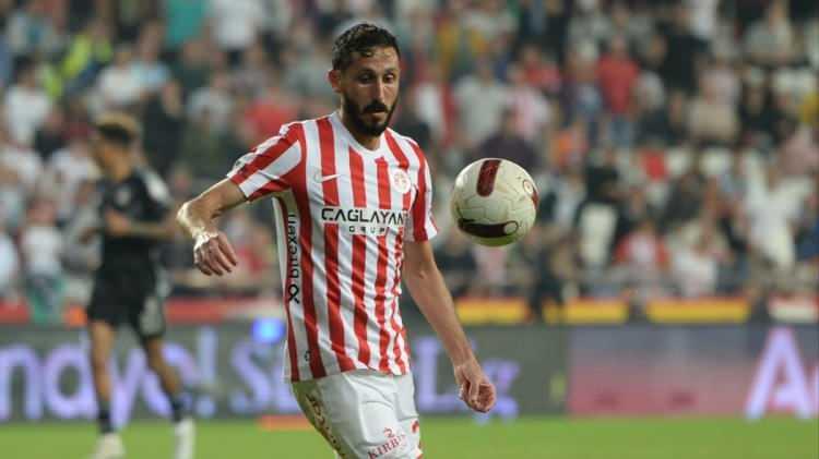 <p>Kırmızı-Beyazlıların, sözleşmesinin devam etmesi gerekçesiyle antrenmana çıkması için davet gönderdiği İsrailli futbolcu, avukatları Roi Rosen ve Tal Segev aracılığıyla FIFA’ya başvururken, Antalyaspor’dan tazminat olarak 1 milyon 260 bin Euro talep ettiği belirtildi.</p>
