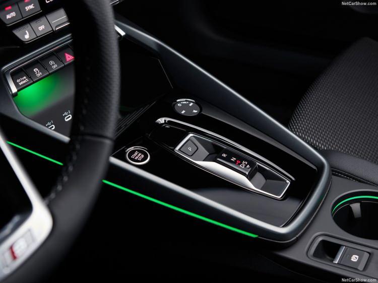 <p>Sedan ve Sportback versiyonları devam edecek modelde, yenilenen ve büyüyen Singleframe panjur, büyük hava girişleri ve özelleştirilebilir gündüz ışık imzasına sahip LED veya matrix LED farlar ilk dikkat çeken değişim.</p>
