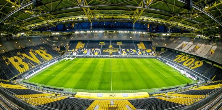 <p><span style="color:#000000"><strong>3. Signal Iduna Park</strong></span></p>
