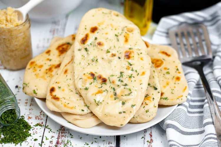 <p><strong>6. Butter Garlic Naan (Hindistan)</strong></p>
<p>Tereyağlı sarımsaklı naan, geleneksel bir Hint gözlemesidir ve naan'ın en popüler versiyonlarından biridir. Un, maya, tuz, şeker ve yoğurttan yapılır.</p>