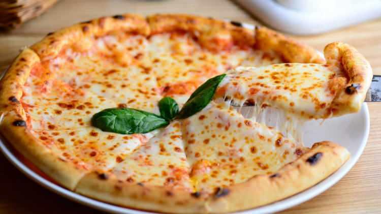 <p><strong>1. Napoli pizzası (İtalya)</strong></p>
<p>Napoli pizzası yalnızca birkaç basit malzemeyle ve yalnızca iki çeşitle hazırlanır: Sarımsak ve kekikle tatlandırılmış domates bazlı sosla kaplanan temel Napoliten pizzası, marinara ve üstüne margherita. </p>