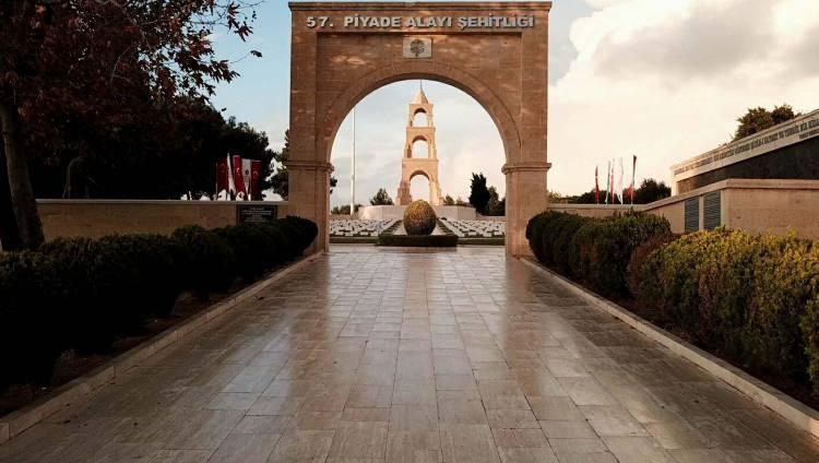 <p><strong>'BİRLİKLERİN KADROLARI TAMAMLANIR VE TEKRAR MUHAREBE SAHASINA GÖNDERİLİR'</strong></p>
<p>57'nci Alay'ın tamamını şehit olması konusunda bugüne kadar çok sayıda yazı yazıldığını söyleyen Terzi, "57'nci Alay'ın harp tutanaklarını yakın zamanda kitaplaştırdık. Tekirdağ'da 57'nci Alay'ın kurulması ve Çanakkale'ye gelişi ile muharebelere katılmasıyla ilgili harp ceridelerini okuduk, yayımladık. Burada askeri teamüllere göre bir birlikte kayıplar yaşandıkça o birliğin takviye edildiğini gördük. Bu bir kanundur ve takviye edildikçe o birliğin mevcudu azalmaz. Belgelerde 57'nci Alay'ın özellikle 25 Nisan daha sonra 1 Mayıs ve 19 Mayıs taarruzlarında mevcudun 3'te 2'sini kaybettiğini görüyoruz. Ama bu çok geçici süreler. Çünkü kayba uğrayan birlik geriye alınıp eksik kadroları tamamlanır ve tekrar cepheye sürülür" dedi.</p>