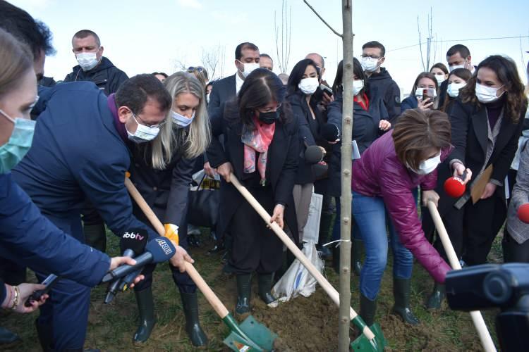 <p>HDP’li belediye başkanları ve milletvekilleri de tebrik için sıraya girdi. Mazbatasını alarak göreve başlayan Ekrem İmamoğlu'nu tebrik eden HDP Eş Genel Başkanı Pervin Buldan, "İstanbul'a kardeş belediye olarak en iyi Kars Belediyesi yakışır" ifadelerini kullandı. (18.04.2019) </p>
